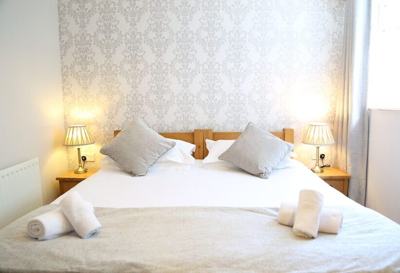 חדר משפחתי, Keswick Park