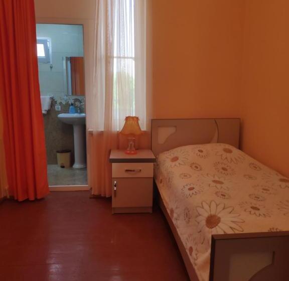 标准单人间, Happy House