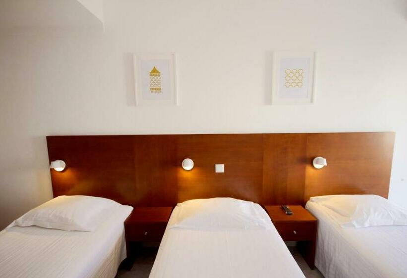 חדר סטנדרט לשלושה עם מרפסת, Hospedaria Buganvilia Alvor