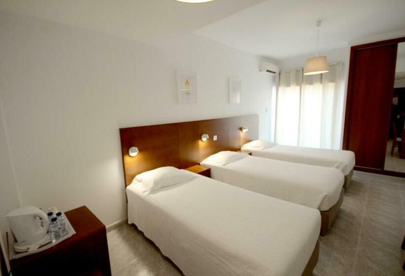 חדר סטנדרט לשלושה עם מרפסת, Hospedaria Buganvilia Alvor