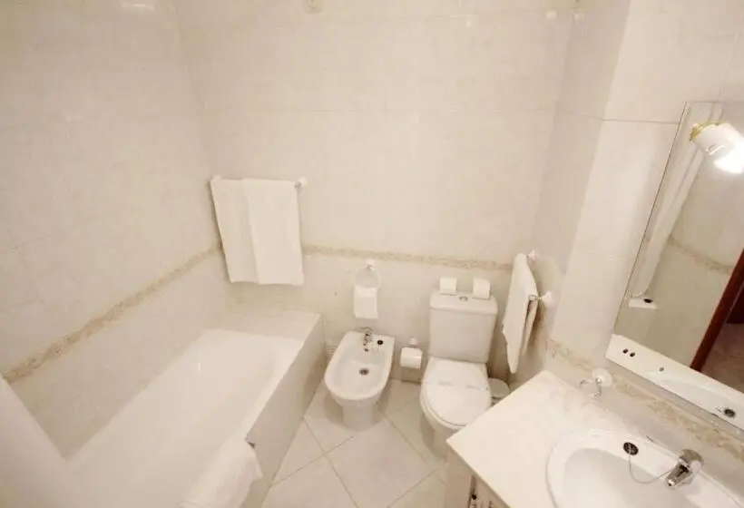 コンフォートトリプルルーム, Hospedaria Buganvilia Alvor