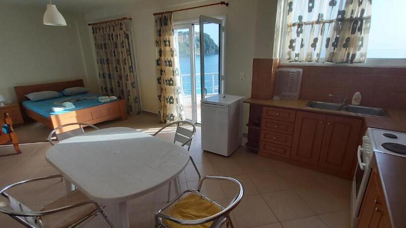 إستوديو قياسى مطل على البحر مزوَّد بشرفة, Magic Ionian Apartments & Rooms