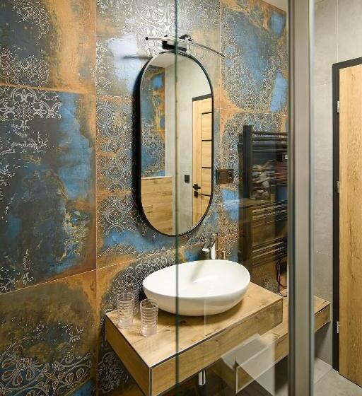 اتاق استاندارد سه نفره, U šípků