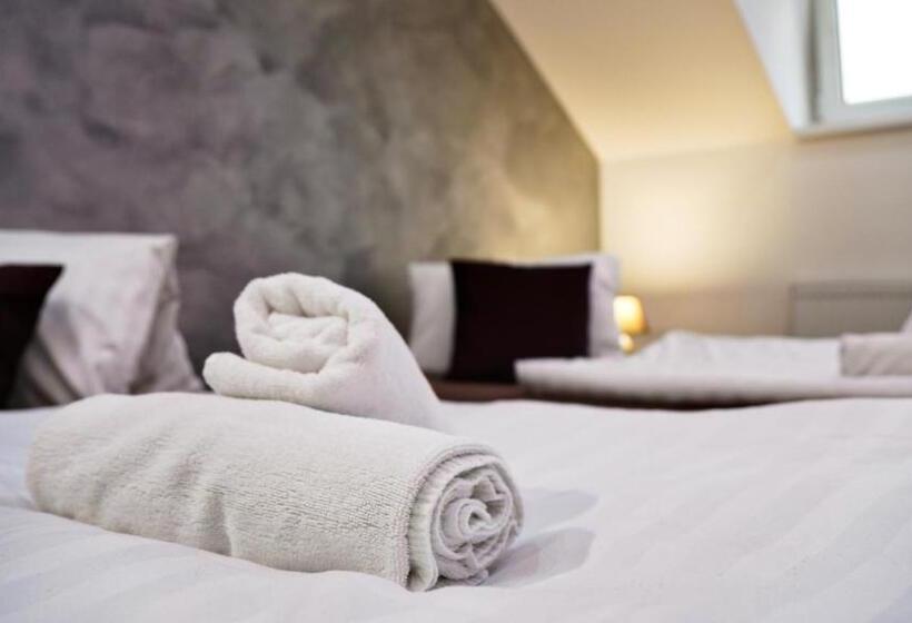 اتاق لوکس, U šípků