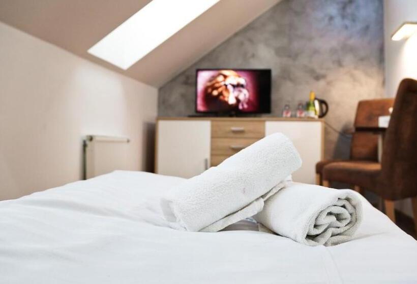 اتاق لوکس, U šípků