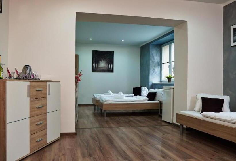 اتاق خانوادگی, U šípků