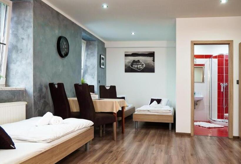 اتاق خانوادگی, U šípků