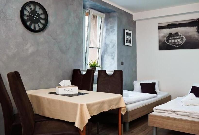 اتاق خانوادگی, U šípků