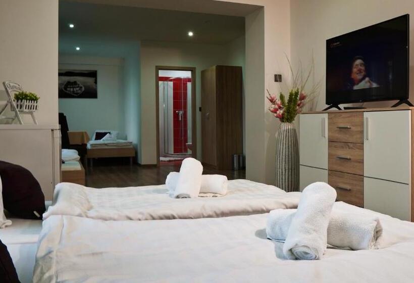 اتاق خانوادگی, U šípků