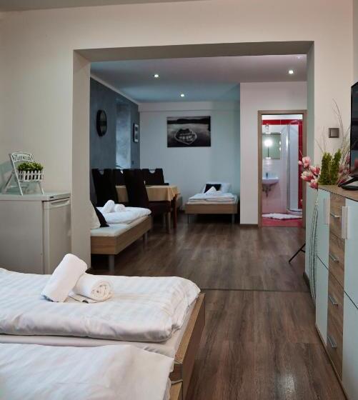 اتاق خانوادگی, U šípků