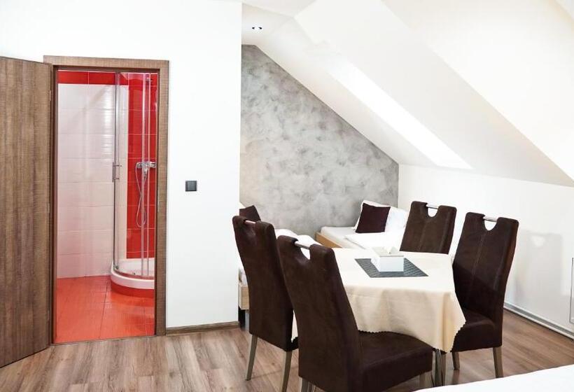 اتاق استاندارد چهار تخته, U šípků