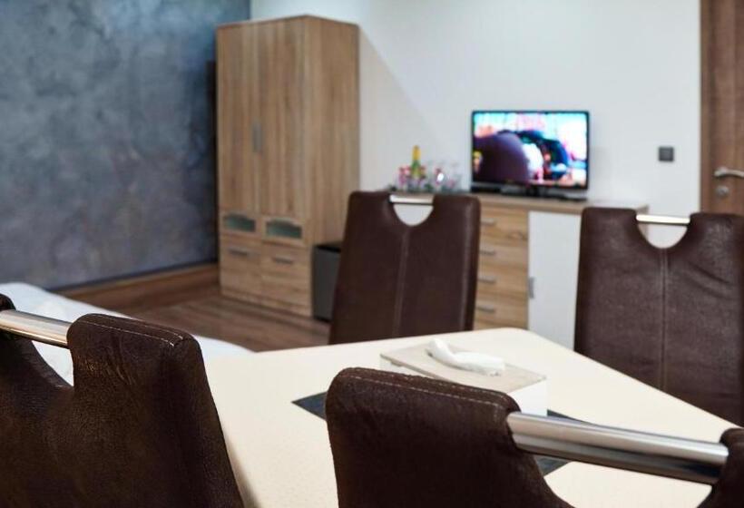 اتاق استاندارد چهار تخته, U šípků