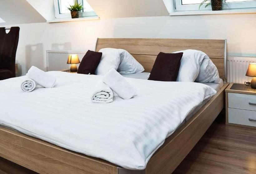 اتاق استاندارد چهار تخته, U šípků