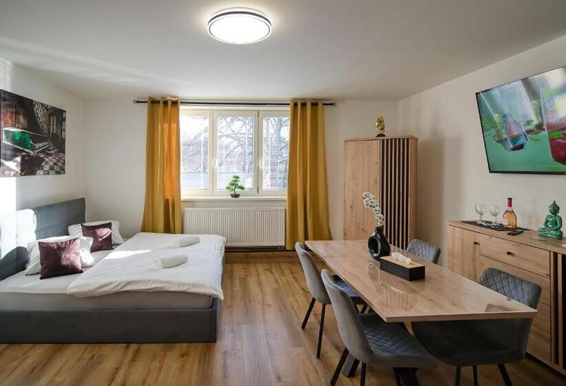 اتاق لوکس چهار تخته, U šípků