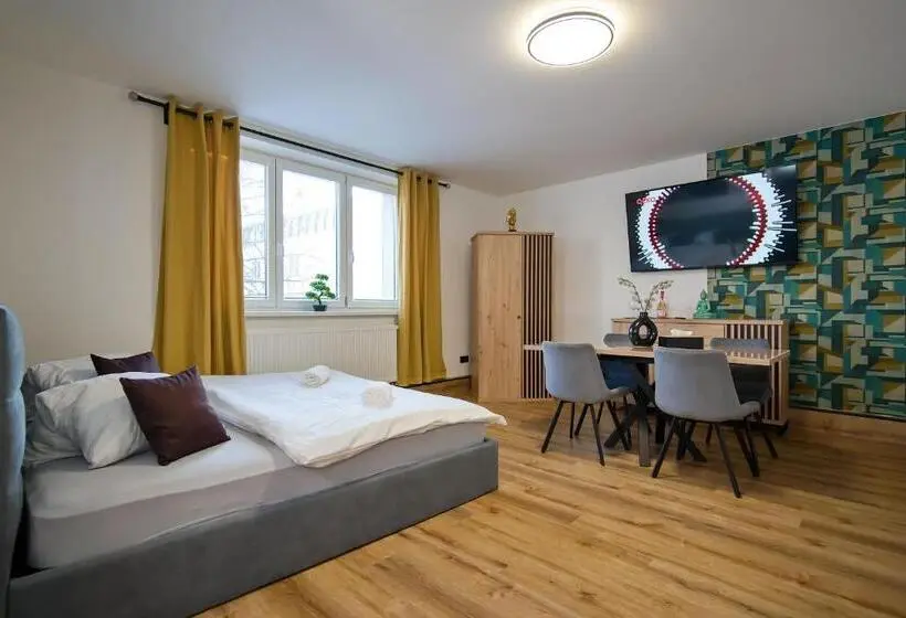 デラックスの４人部屋, U šípků