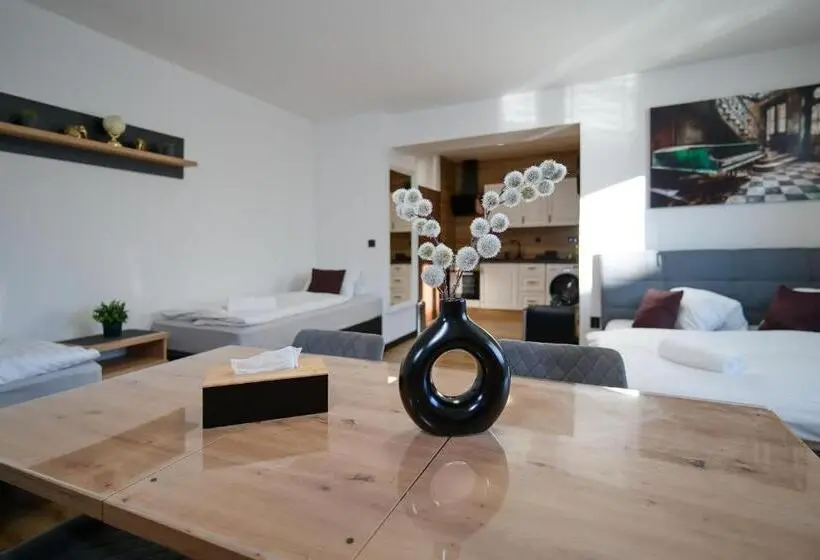 デラックスの４人部屋, U šípků