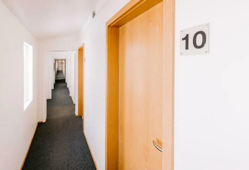 اتاق خانوادگی با سرویس بهداشتی مشترک, Hlid Hostel