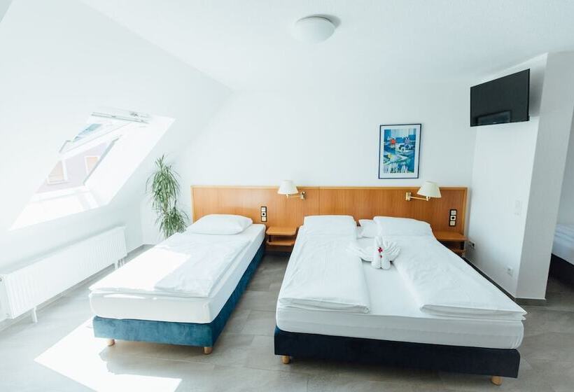 חדר משפחתי, Heilbronner Pension Am Schonen Theater