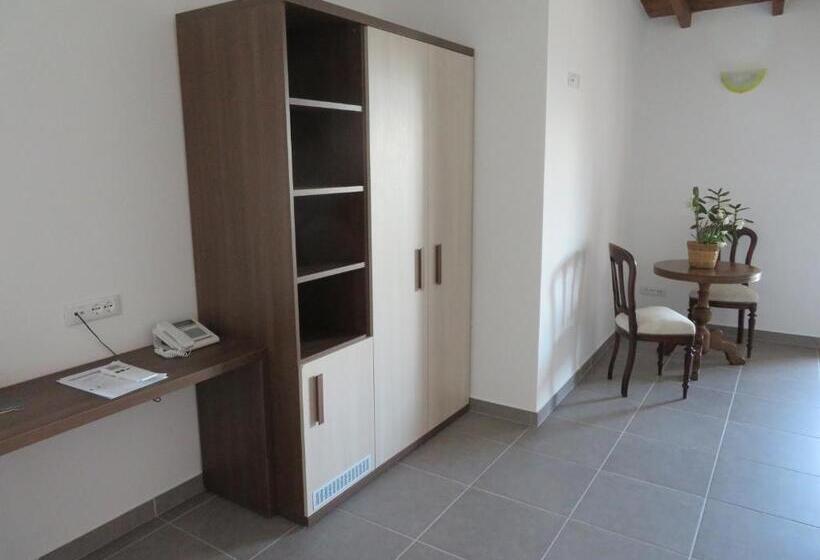 غرفة عائلية مطلّة علي البحر, Il Capanno