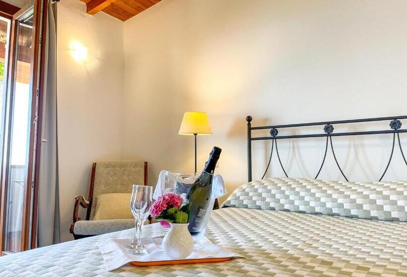 غرفة عائلية مطلّة علي البحر, Il Capanno