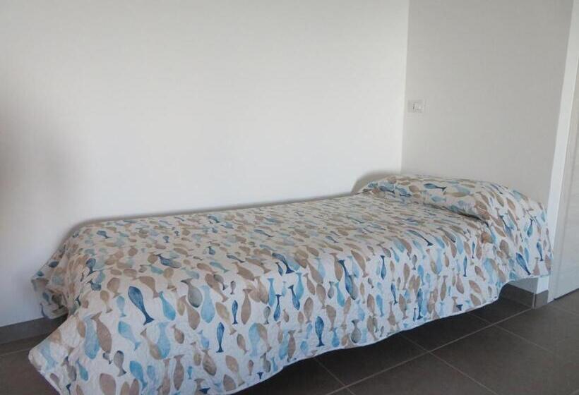 غرفة عائلية مطلّة علي البحر, Il Capanno