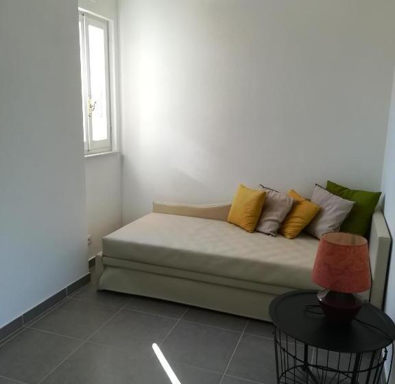 غرفة قياسية ثلاثية, Il Capanno