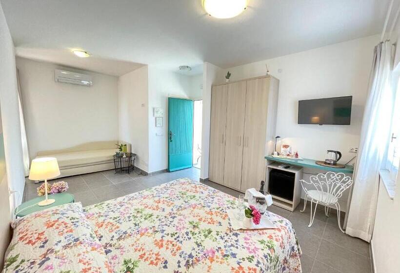 غرفة قياسية ثلاثية, Il Capanno