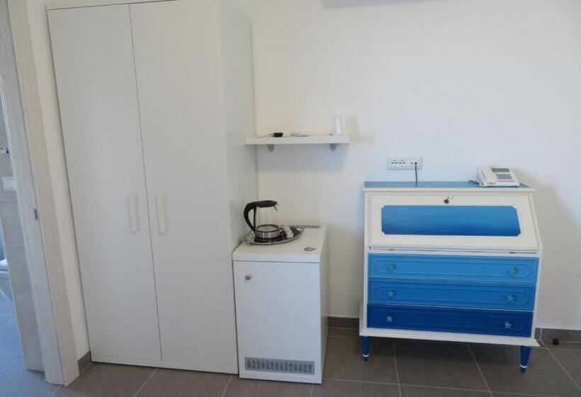 غرفة قياسية مطلّة علي البحر, Il Capanno