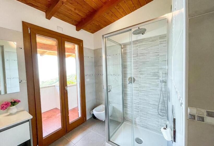 غرفة قياسية مطلّة علي البحر, Il Capanno