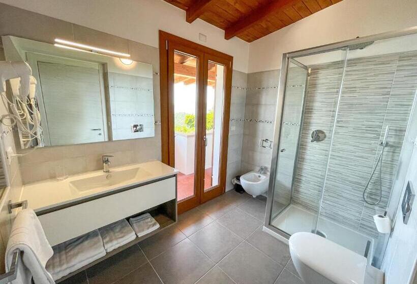 غرفة قياسية مطلّة علي البحر, Il Capanno