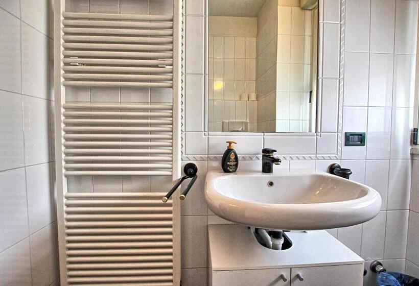 اتاق ساده سه‌ نفره, Casa Aurora Self Catering Studio Como Vacanze