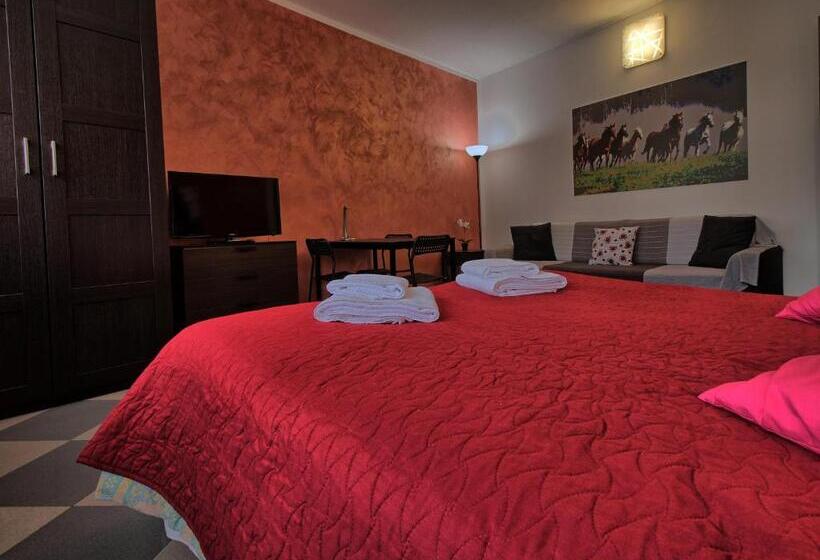 اتاق ساده سه‌ نفره, Casa Aurora Self Catering Studio Como Vacanze