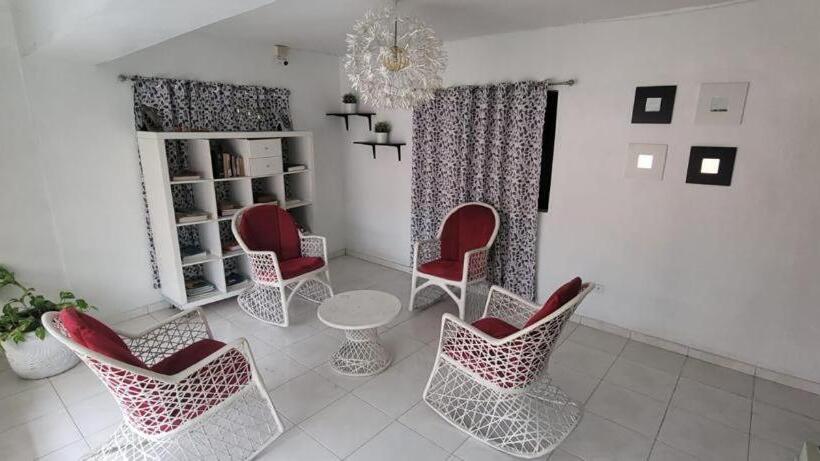 اتاق اکونومی, Torres Apart Studio