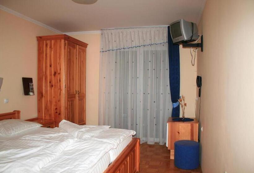 اتاق استاندارد با تخت بزرگ, Guest House And Museum Firšt