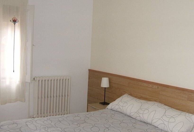Номер Стандарт, Hostal L'esquella