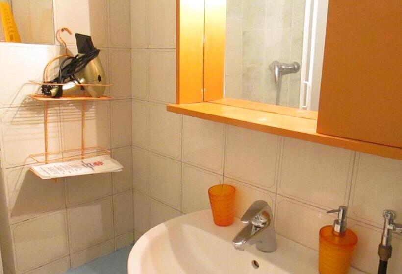 اتاق استاندارد سه نفره, Guest House Erika