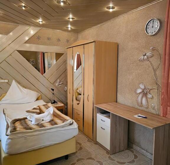 スタンダード4人部屋, Tenne