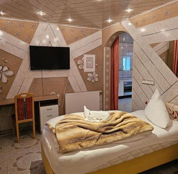 חדר סטנדרט לארבעה, Tenne