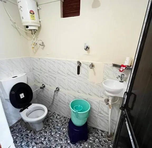 اتاق استاندارد با سرویس بهداشتی مشترک, Family Guest House