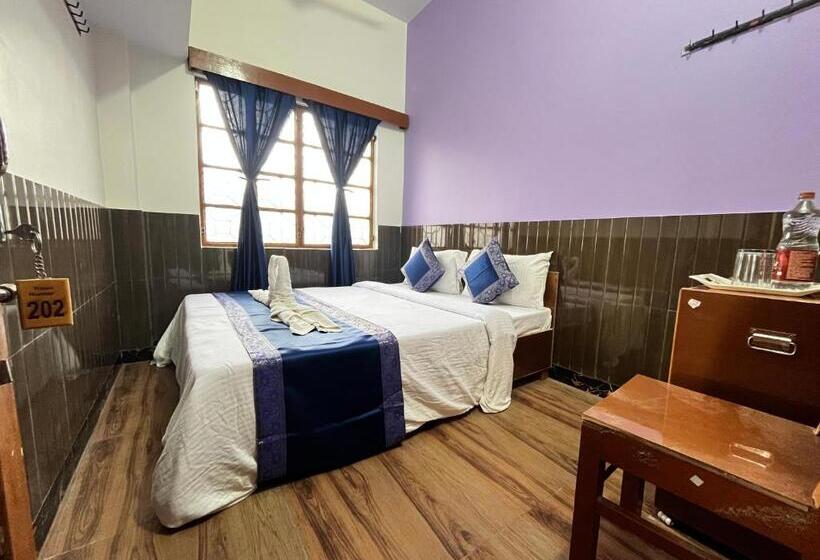 اتاق استاندارد با سرویس بهداشتی مشترک, Family Guest House