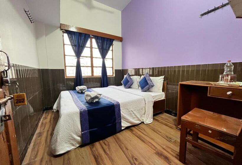 اتاق استاندارد با سرویس بهداشتی مشترک, Family Guest House
