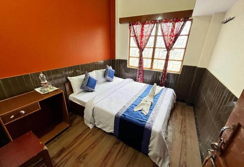 اتاق استاندارد با سرویس بهداشتی مشترک, Family Guest House