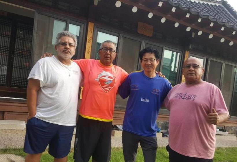 Номер Стандарт Вид на Сад, Dasomchae Hanok Stay