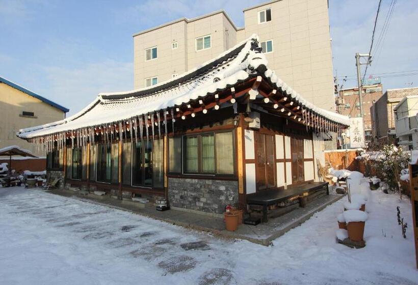 غرفة قياسية مطلّة علي الحديقة, Dasomchae Hanok Stay