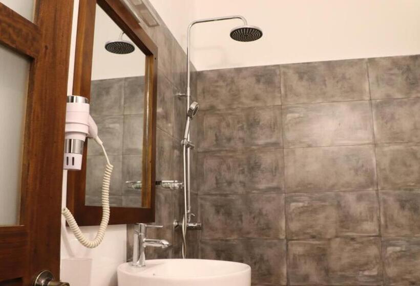 اتاق سه نفره دلوکس با چشم‌انداز دریا, Tangalle Rest House