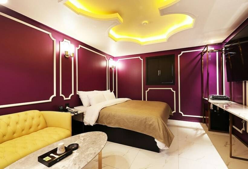 Quarto Estandar, The Gray