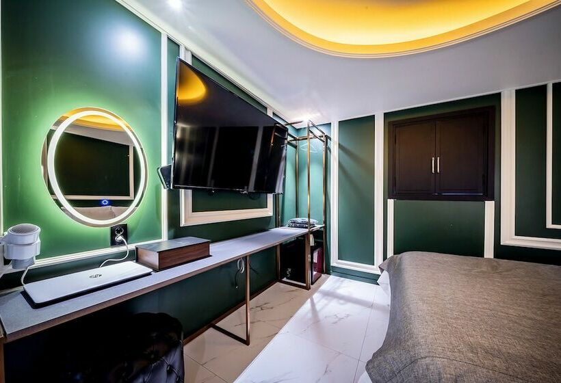 Quarto Estandar, The Gray