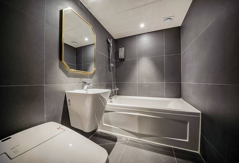 디럭스 룸, The Gray