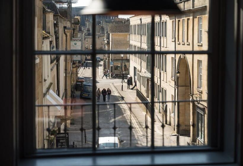 إستوديو ديلوكس, Hiding Space   Trim Street Apartments