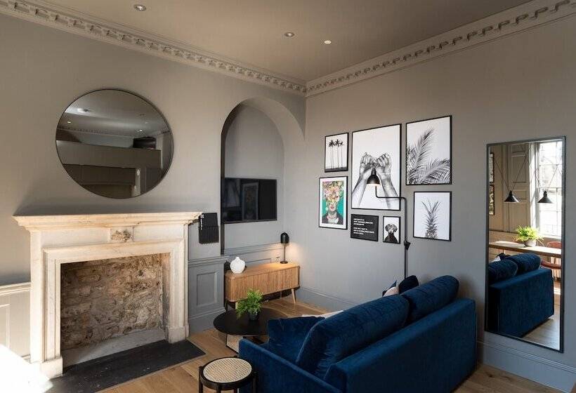 إستوديو ديلوكس, Hiding Space   Trim Street Apartments